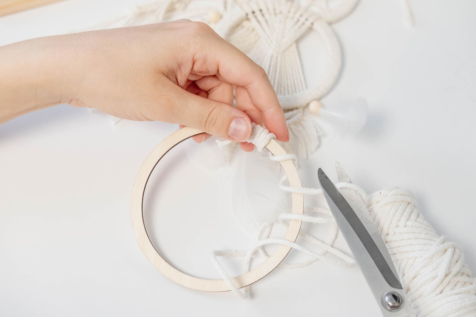 Detaliu broderie la atelier, mână lucrând